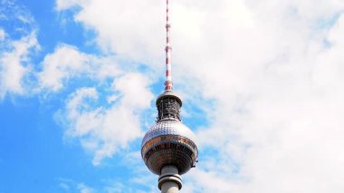 Berlin TV Kulesi bulutlu mavi gökyüzüne karşı.