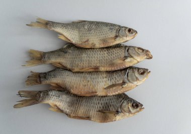 Açık arkaplanda kurutulmuş balık