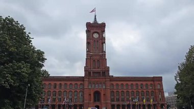  Berlin, Almanya 'daki tarihi belediye binası Rothen Rathaus bulutlu gökyüzünün altında..
