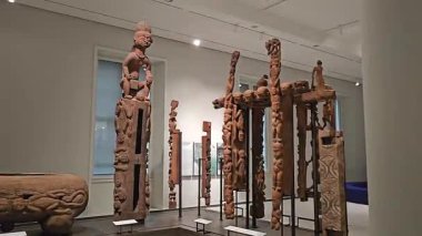 Etnoloji Müzesi 'nde ahşap tören direkleri ve heykeller koleksiyonu.