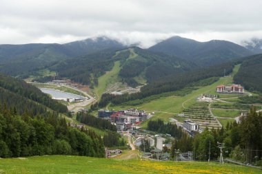 Yazın Karpatlar 'da bir dağdan yüksek dağların vadisine manzara