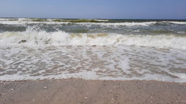 Sahilde deniz dalgası.