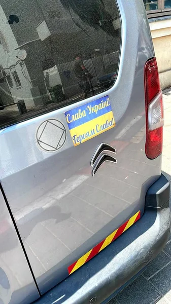 Флаг Украины Автомобиле Слава Украине Высокое Качество Фото — стоковое фото