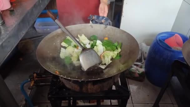 Černé Vaření Wok Zakřiveným Tvarem Ideální Pro Výrobu Lahodných Výživných — Stock video