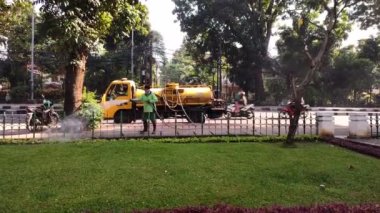 Jakarta Selatan, Endonezya 8 Nisan 2023; İkinci teknik Jakarta Endonezya 'daki şehir parkı kontrolörleri tarafından bitkilere daha da yaklaşarak gerçekleştirilir.