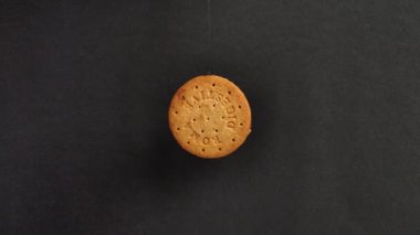 Jakarta, 13 Nisan 2023; siyah arkaplanda Roma adlı kuru ekmeğin düzenli rotasyonu