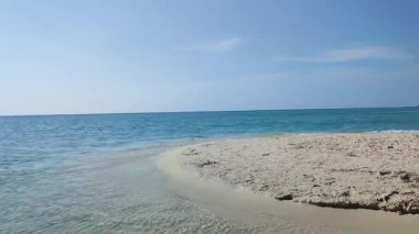 Beyaz Kumda Dalgalar Karimun Java Jepara Endonezya 'nın en iyi turist plajı