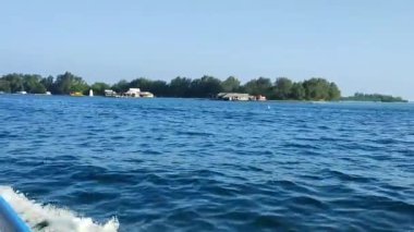 Güzel mavi deniz dalgaları tekneden köpekbalığı koruma adasına doğru çekiliyor.