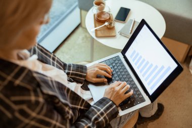 Cafe 'de laptopta çalışan orta yaşlı bir iş kadını. Serbest çalışma kavramı