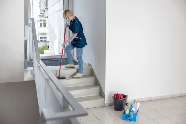 Senhora Limpeza Uniforme Com Esfregão Pano Lava Passos Casa Foto — Fotografia de Stock