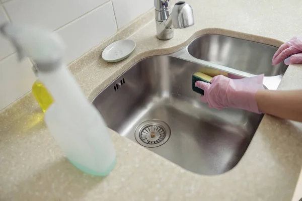 Kvinnliga Händer Skyddshandskar Rengöringsvask Med Svamp Och Spray Allmänt Rengöringsmedel — Stockfoto