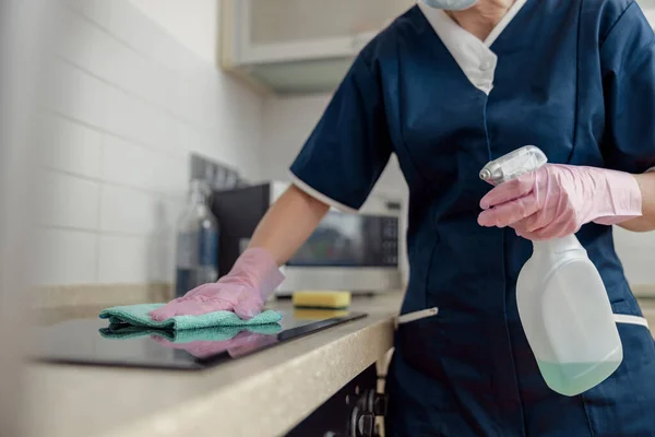 保護手袋のクリーニングの女性はスポンジとスプレーでキッチンストーブを洗う 家事の概念 — ストック写真