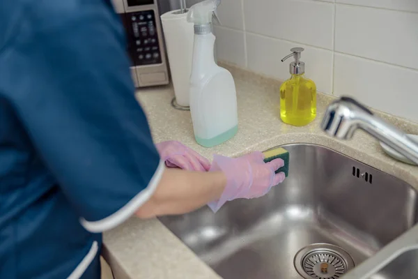 Kadın Elleri Koruyucu Eldivenlerle Lavaboyu Sünger Spreyle Temizliyor Genel Temizlik — Stok fotoğraf