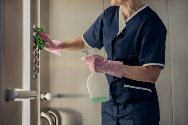Nahaufnahme Der Mitarbeiter Hände Reinigung Aufzug Taste Bedienfeld Mit Wischtuch — Stockfoto
