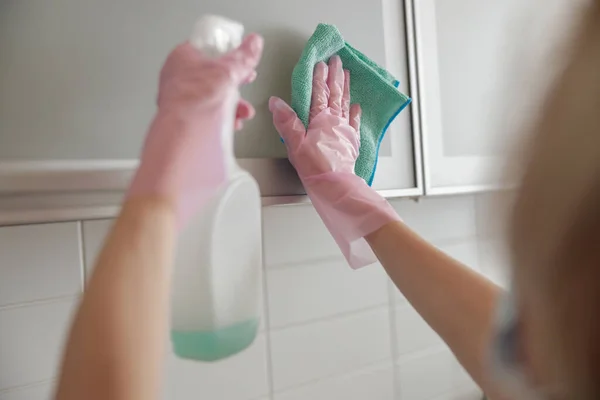 Κλείσιμο Των Χεριών Των Γυναικών Καθαρίζει Έπιπλα Κουζίνας Χρησιμοποιούν Κουρέλι — Φωτογραφία Αρχείου