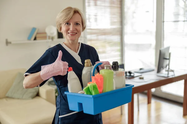 Señora Limpieza Profesional Sostiene Caja Con Detergentes Trapos Cámara Aspecto — Foto de Stock