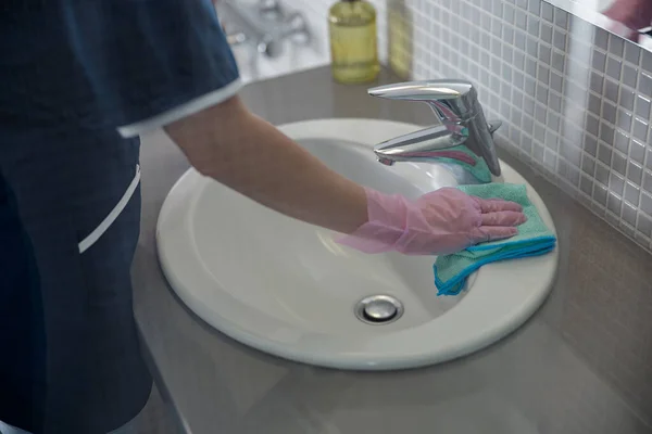 Κοντινό Πλάνο Της Καμαριέρας Χέρια Καθαρισμού Βρύση Στο Μπάνιο Υψηλής — Φωτογραφία Αρχείου