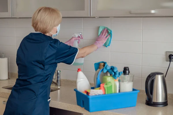 Sluiten Van Kamermeisje Wassen Tegelwand Met Wasmiddel Doek Het Begrip — Stockfoto