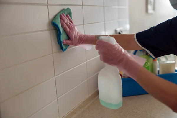 Sluiten Van Kamermeisje Wassen Tegelwand Met Wasmiddel Doek Het Begrip — Stockfoto