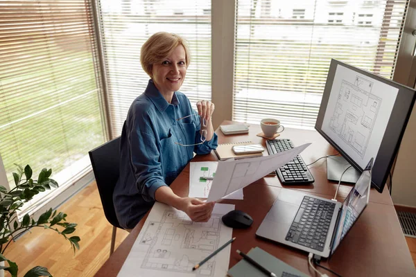 Mature Woman Interior Designer Works Project Home Office Using Computer — Stock Photo, Image