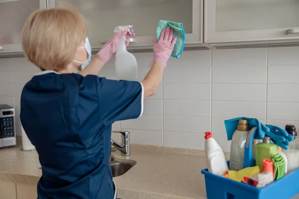 Senhora Limpeza Máscara Limpa Móveis Cozinha Usar Pano Produtos Detergentes — Fotografia de Stock