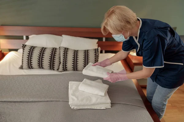 Schoonmaakster Masker Zetten Stapel Verse Witte Badhanddoeken Het Laken Hoge — Stockfoto