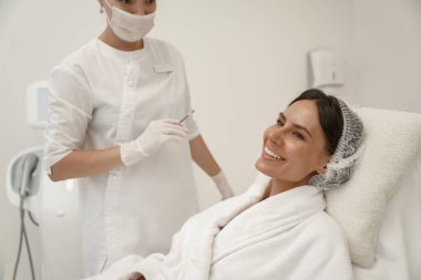 Kozmetik uzmanı kadınların yüzüne kırışıklık önleyici iğneler yapıyor. Yüksek kalite fotoğraf