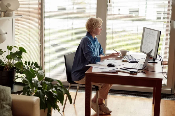 Olgun Kadın Mimar Bilgisayar Kullanarak Ofisinden Proje Üzerinde Çalışıyor Yüksek — Stok fotoğraf