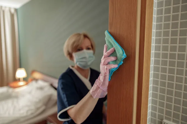 Professional Housemaid Mask Cleaning Doorway Using Blue Rag High Quality — Stock Photo, Image