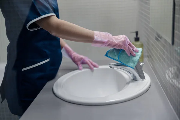Κοντινό Πλάνο Της Καμαριέρας Χέρια Καθαρισμού Βρύση Στο Μπάνιο Υψηλής — Φωτογραφία Αρχείου