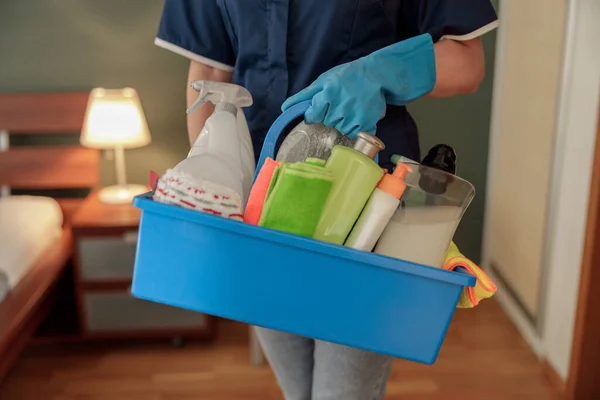 Señora Limpieza Profesional Sostiene Caja Con Detergentes Trapos Foto Alta — Foto de Stock