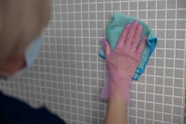 Oda Hizmetçisi Çamaşır Deterjanı Paçavrayla Duvarları Yıkıyor Temizlik Kavramı — Stok fotoğraf