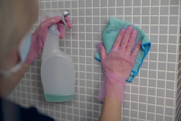 Close Camareira Lavando Parede Azulejo Com Detergente Pano Conceito Limpeza — Fotografia de Stock