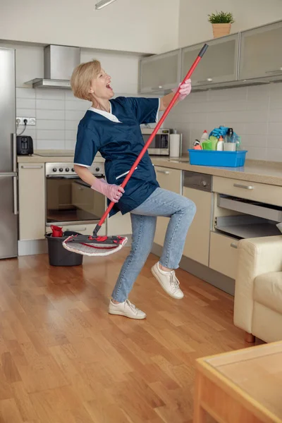 Huishoudster Uniform Dansend Keuken Met Dweilen Zingen Hoge Kwaliteit Foto — Stockfoto