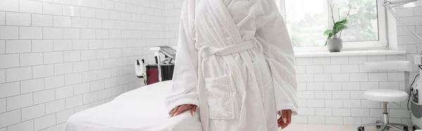 在美容院的医疗过程中 身穿白色浴衣的妇女放松了下来 高质量的照片 — 图库照片