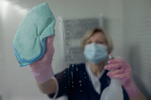 Senhora Limpeza Limpa Espelho Banheiro Pulverizando Detergente Superfície Conceito Serviço — Fotografia de Stock