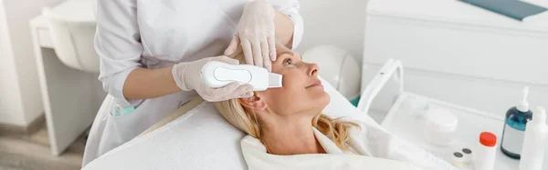 Female Cosmetologist Working Woman Patient Using Ultrasonic Face Scrubber Performing — Stock Photo, Image