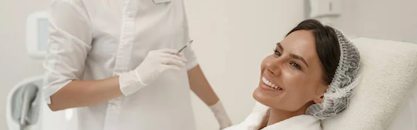 Cosmetologist Faz Injeções Rejuvenescedoras Rugas Rosto Mulher Foto Alta Qualidade — Fotografia de Stock