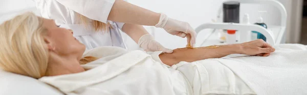 Specjalista Kosmetyk Robi Depilację Cukrem Kobietom Centrum Spa Zabieg Kosmetyczny — Zdjęcie stockowe