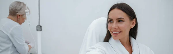 Vrouw Witte Badjas Tijdens Medische Ingreep Schoonheidskliniek Hoge Kwaliteit Foto — Stockfoto