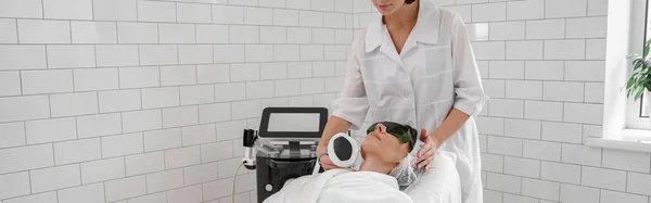 Cosmetoloog Maakt Cavitatie Verjonging Huidbehandeling Radiogolven Heffen — Stockfoto