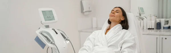 Žena Bílém Županu Relaxuje Během Lékařské Procedury Kosmetické Klinice Kvalitní — Stock fotografie