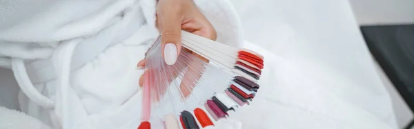 Vrouwelijke Hand Houden Kleurenpalet Voor Manicure Pedicure Nagels Salon Hoge — Stockfoto