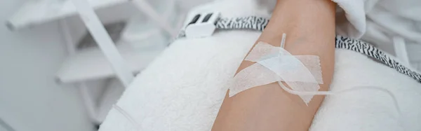 Zbliżenie Kobiety Białym Szlafroku Podczas Zabiegu Medycznego Klinice Kosmetycznej Wysokiej — Zdjęcie stockowe