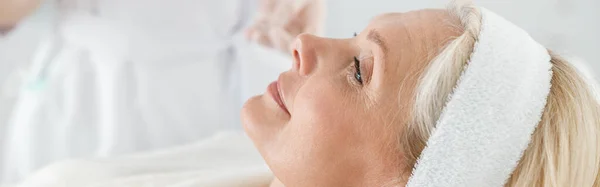Piękny Biały Dojrzałe Kobieta Zamkniętymi Oczami Kosmetologii Centrum Podczas Leczenia — Zdjęcie stockowe