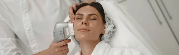 Cosmetólogo Está Haciendo Cavitación Rejuvenecimiento Tratamiento Piel Elevación Ondas Radio —  Fotos de Stock