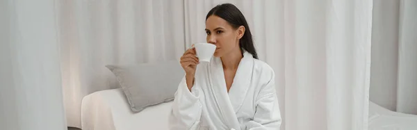 Boldog Szép Fehér Fürdőköpenyben Élvezi Miközben Pihen Egy Csésze Kávét — Stock Fotó
