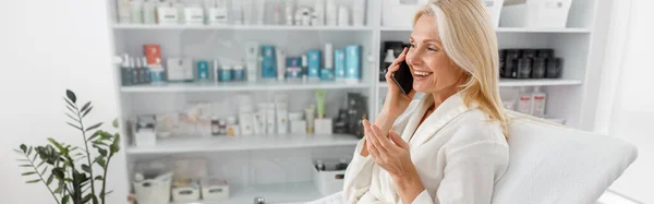 Mooie Blanke Blonde Volwassen Vrouw Modern Licht Cosmetologie Centrum Praten — Stockfoto
