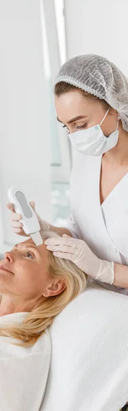Professional Young Woman Cosmetologist Making Ultrasonic Face Peeling Happy Caucasian — Stock Photo, Image