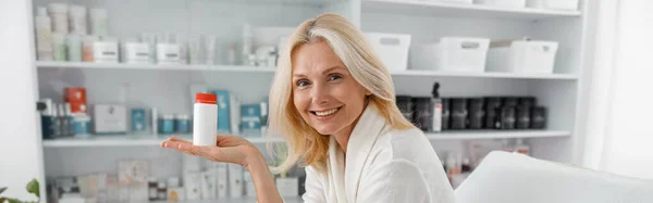 Mooie Glimlachende Blanke Senior Vrouw Zitten Wellness Centrum Met Schoonheid — Stockfoto